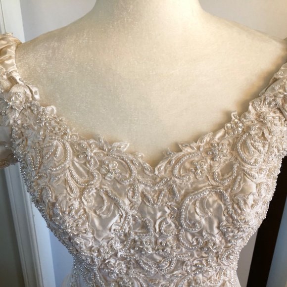 Wedding dress - Picture 5 of 16